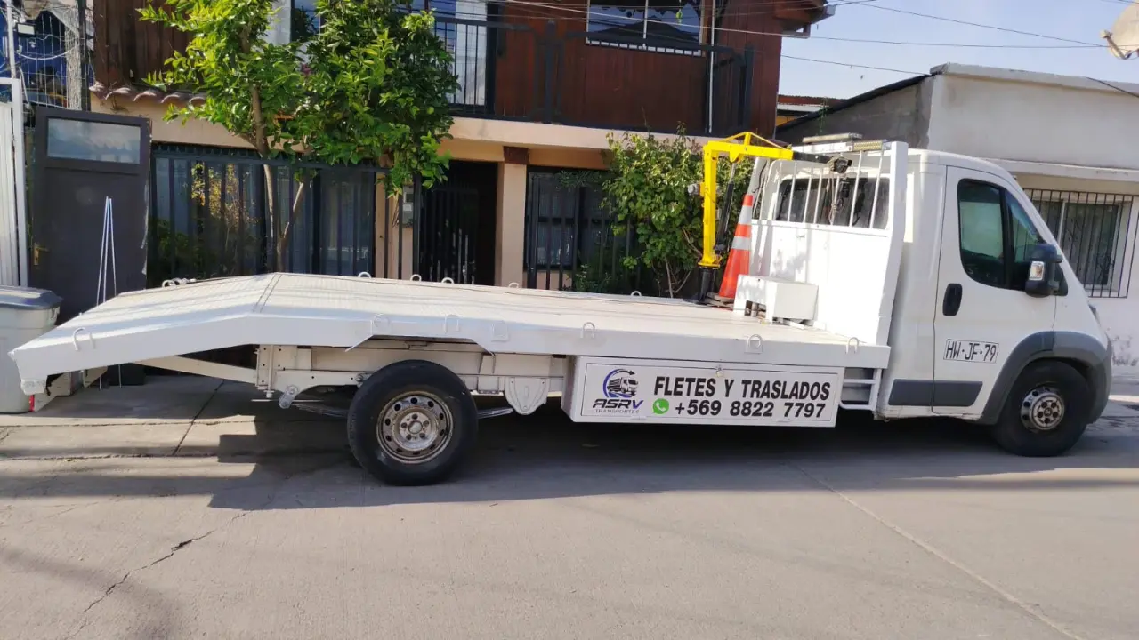 Grúa de plataforma con rampa inclinada en Santiago